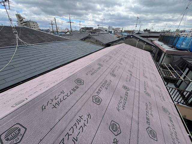 寝屋川市｜台風後のラバー工事で雨漏り？日本瓦から軽量なシルキーG2へ葺き替え下地工事を徹底解説！