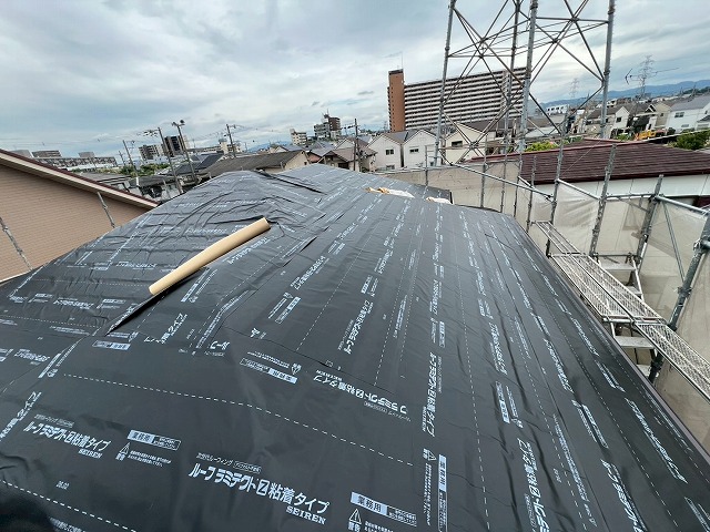 枚方市で屋根リフォーム！塗装か葺き替えで悩んだ末に選んだシルキーG2カバー工事の初日レポ