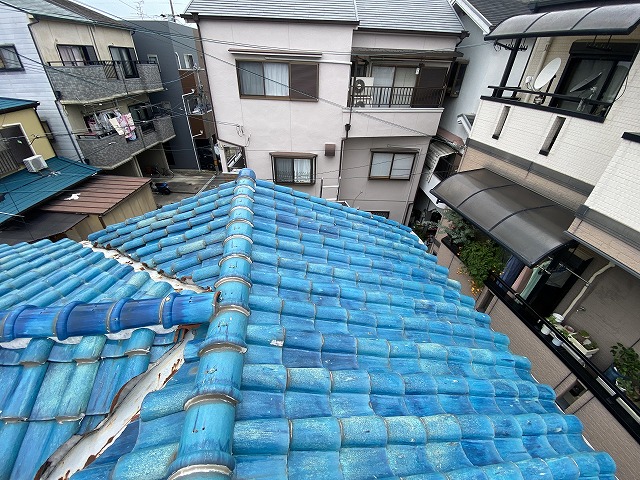青い瓦屋根の全景