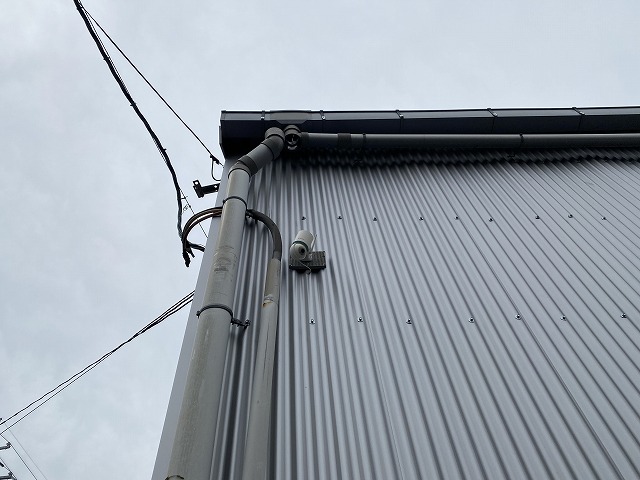 工場外壁のずれた雨どい