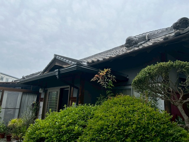 【寝屋川市】入母屋屋根をカレッセ遮熱で葺き替えたお家で、古びた雨樋をピカピカに新調しました！