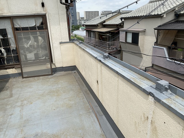 ベランダ雨漏り　門真市