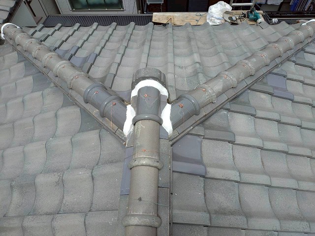 守口市でリピーター様から雨漏り修理のご相談！別箇所の原因を突き止め瓦の棟積みなおし工事を施工しました