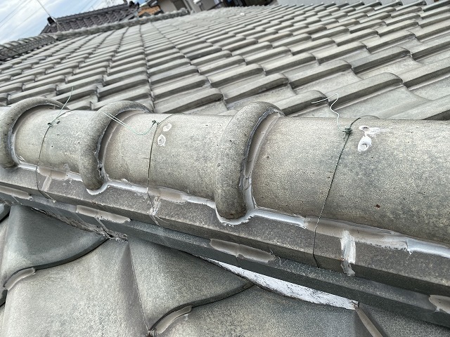 寝屋川市で雨漏り再発の日本瓦屋根を現地調査！コーキング修理の限界と棟瓦の根本解決プランをご提案