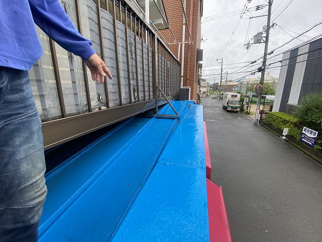 ベランダ下の青い屋根
