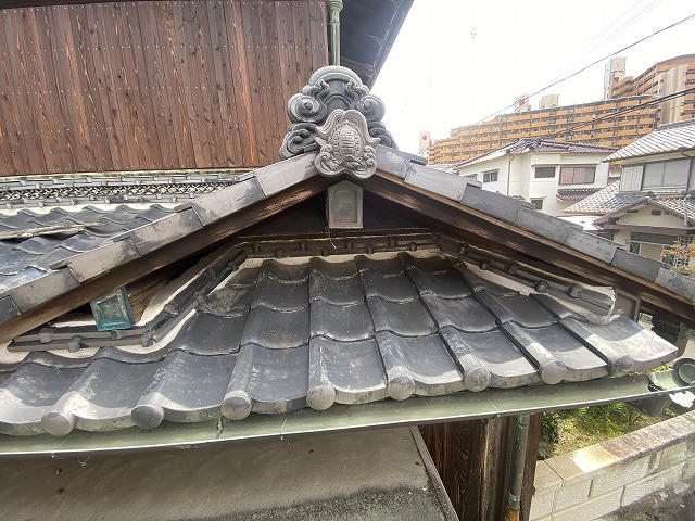 寝屋川市で入母屋屋根の現地調査！漆喰の剥がれや瓦の割れ、銅製谷板金の穴あきなど危険なサインを発見！