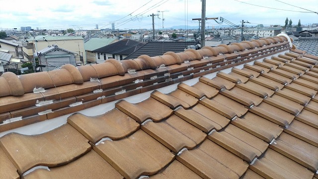 池田市で隅棟積みなおし工事と漆喰塗り替えを実施、棟瓦の固定と漆喰の補修で屋根を整えました