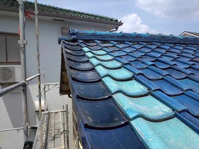 寝屋川市で建物切り離し後の下地露出を整え袖瓦葺き工事を実施