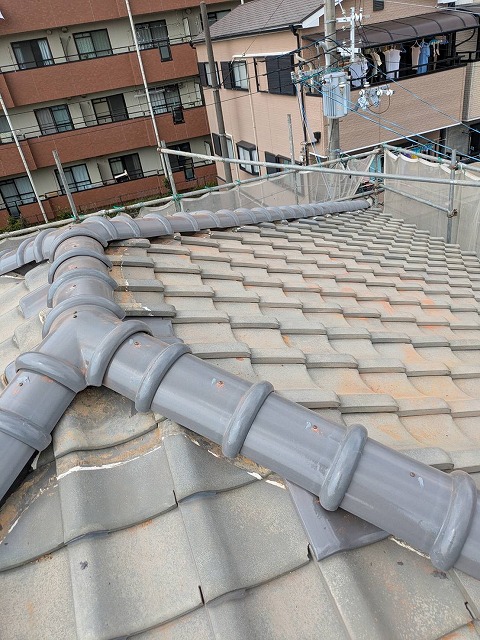 大東市で雨漏りをしている棟を撤去し棟瓦7寸丸伏せ工事で棟を固定