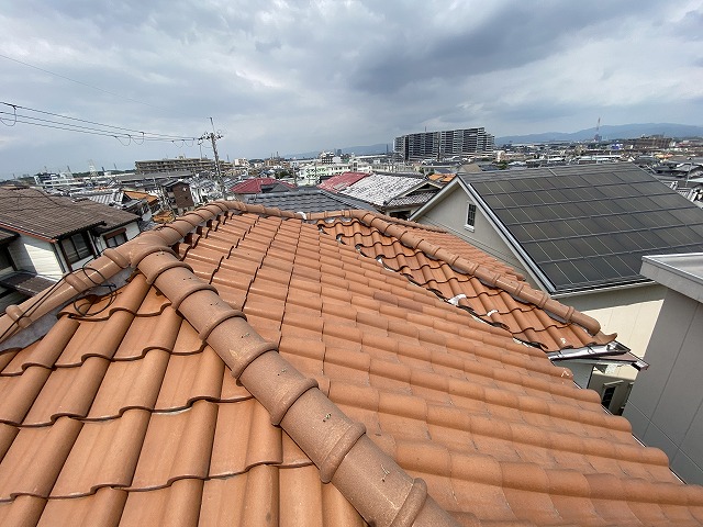 交野市で雨漏り調査！S瓦屋根の天井シミが拡大した原因を特定し、棟瓦の解体・ビス止め補修をご提案！