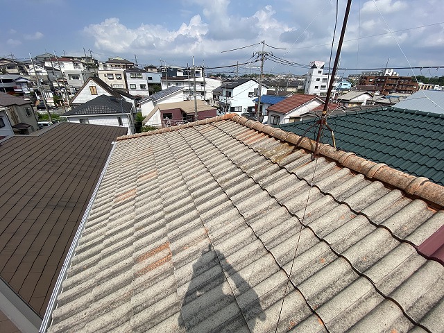 枚方市でパラマウント瓦に色あせと割れを確認し葺き替え工事を検討