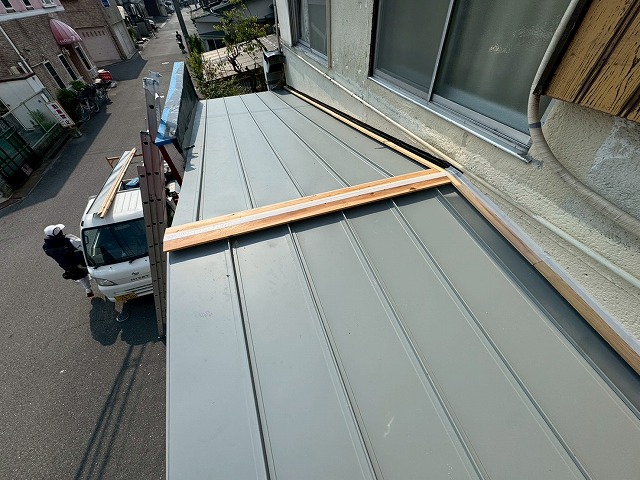 立平板金施工中の屋根