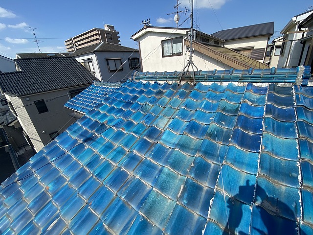 枚方市で瓦のひび割れとラバーロックを確認した屋根瓦葺き替え工事の現地調査
