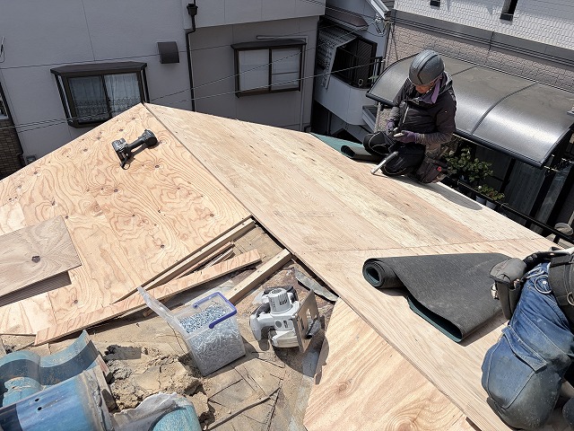 合板を張る屋根工事