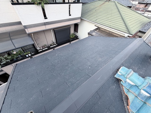 寝屋川市で青い屋根瓦のズレと下地劣化を確認した屋根瓦葺き替え工事