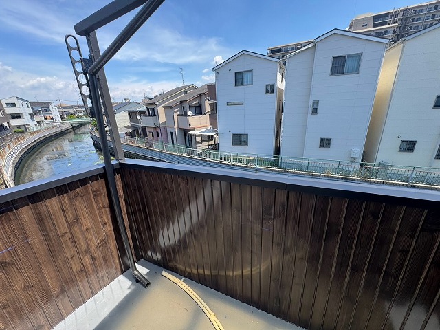 門真市で増築部ベランダ笠木板金を施工ししっかり保護した現場