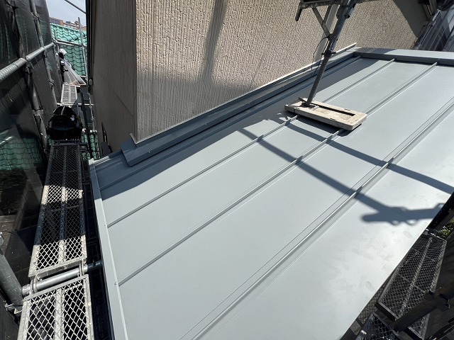 堺市で色あせた化粧スレート屋根を立平板金カバー工事で軽量かつ雨仕舞いよく改修した施工