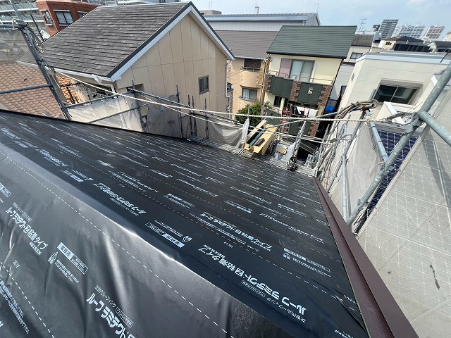 全面に防水紙を施工