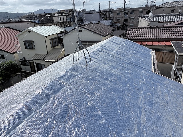 寝屋川市で雨漏り解決！重い日本瓦から10分の1の軽さ「シルキーG2」へ葺き替え＆猛暑対策の遮熱工事