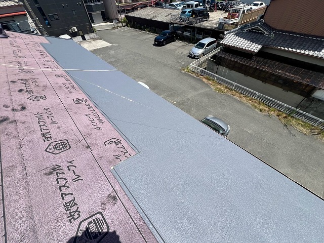 軒先から屋根材施工中