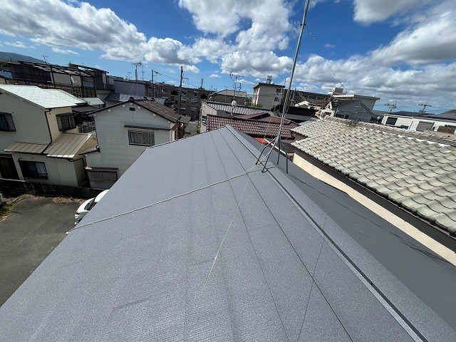 寝屋川市でシルキーG2による葺き替え工事、ルーフィング敷設から棟下地設置まで進めた屋根施工