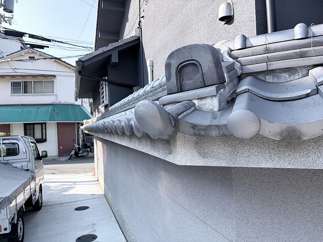 別角度の破損隅瓦