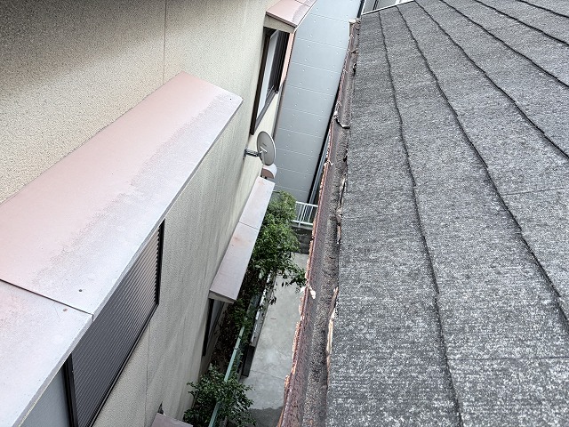 劣化した軒樋の全景