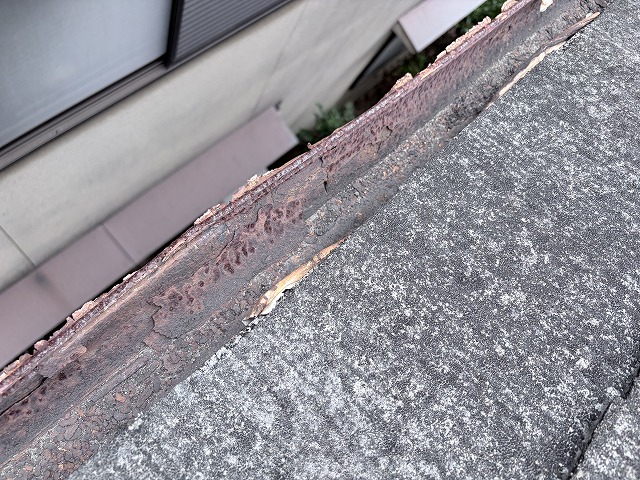 摂津市で軒樋雨漏りを調査、塩ビ剥がれと穴あき、棟板金の釘浮きも確認した現場
