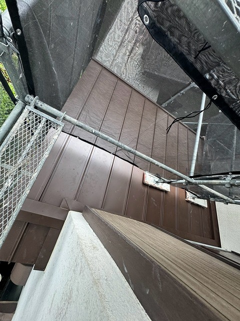 枚方市で既存屋根に下地を作成してから立平板金工事を行い、防水紙と板金で納めた施工