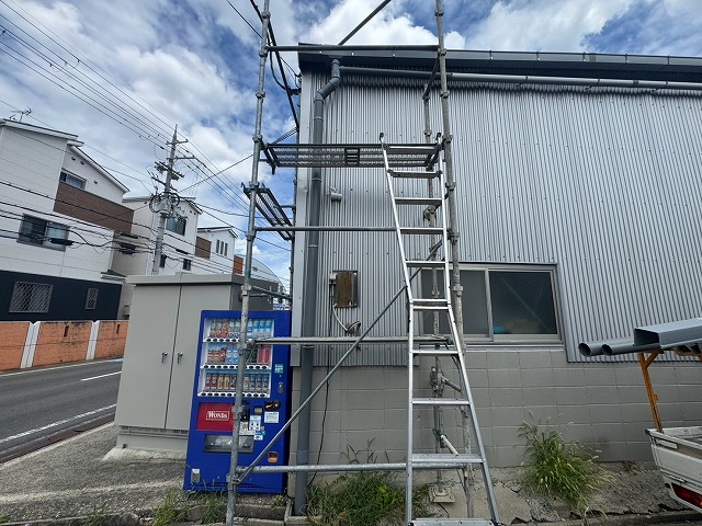 足場設置後の全景