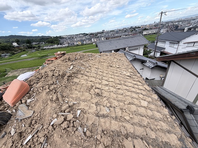 狭小地での瓦解体工事！雨漏り解決のため立派ないぶし瓦から葺き替えへ