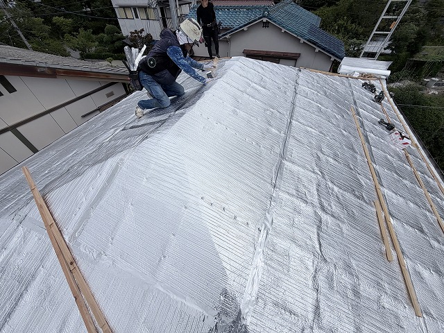 交野市で猛暑対策！瓦を外して遮熱材リフレクティックスを敷き詰める屋根下地工事の様子をお届け！