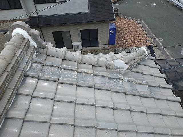 枚方市で雨漏り補修工事、降り棟を撤去して隅棟積みなおし工事を行った屋根修理