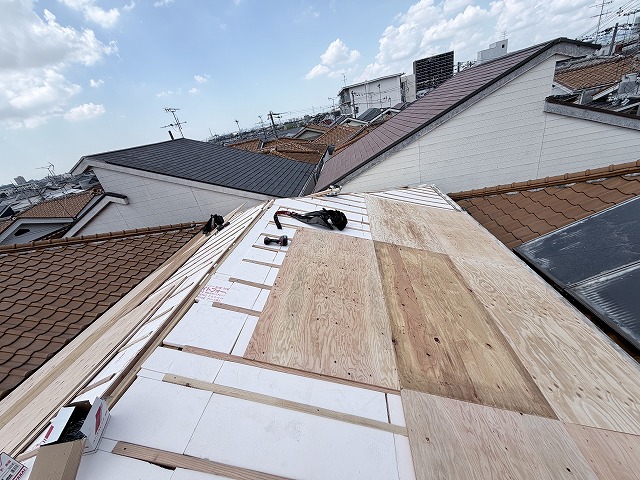 大東市で瓦葺き替え工事、野地をかさ上げして下地断熱材を敷き込み屋根下地を整えました