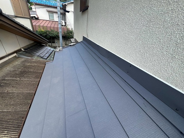 交野市｜日本瓦の1/10の軽さ！シルキーG2で安心の屋根葺き替え工事（本日は下屋根の施工です）