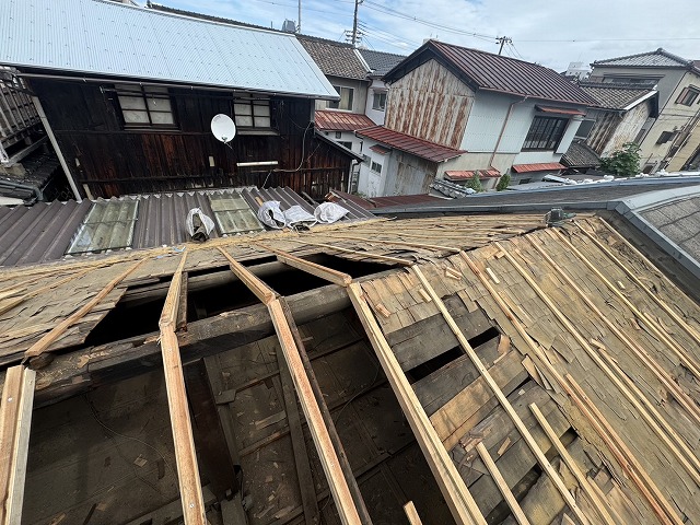 【大阪市】雨漏りで陥没したいぶし瓦屋根を軽量な「カレッセ遮熱+」へ葺き替え！垂木補強からの劇的リフォーム