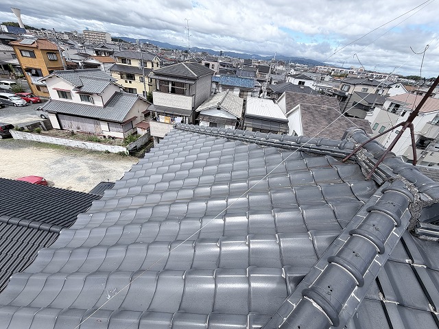 【交野市】3階建て寄棟屋根の雨漏り調査！見落としがちな物置部屋のシミと棟からの雨水ルート