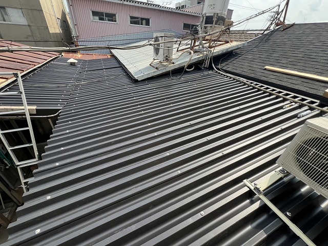 大阪市で工場のスレート屋根を解体せずカバー工法！アスベスト対策にリファイン635を採用した工事事例