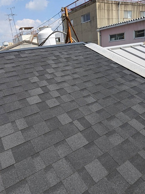 【大阪市】雨漏り・重量対策！工場の瓦屋根を解体し軽くて丈夫なアスファルトシングルへ葺き替え工事