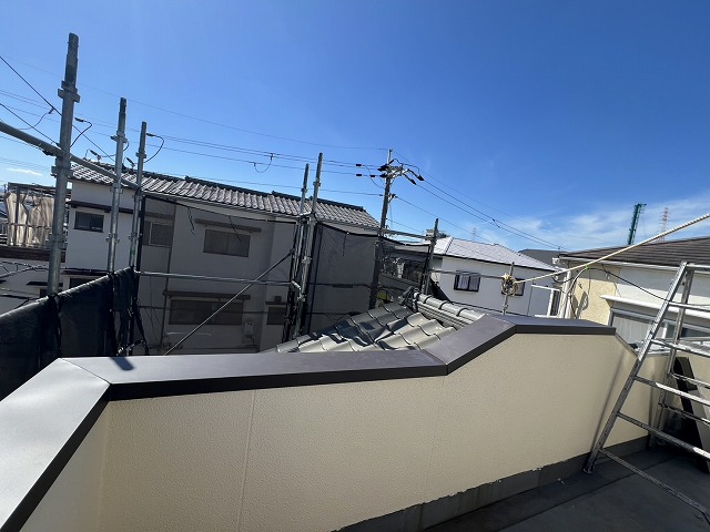 門真市でベランダ下の雨漏りを解決！防水工事で直らなかった原因「笠木板金」の交換工事を徹底解説