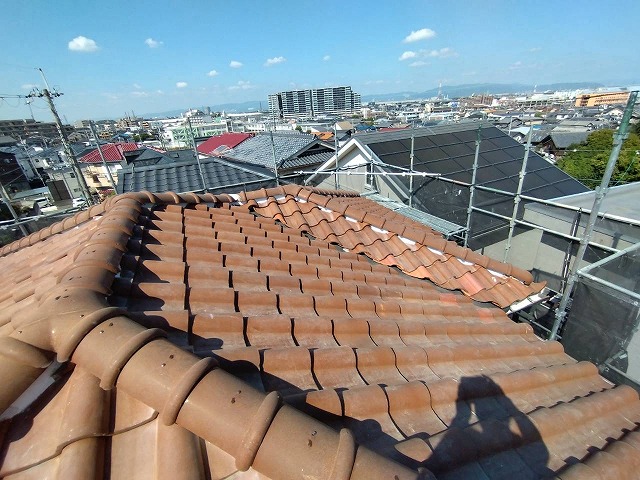 【交野市】S瓦の雨漏り解決！ガルバリウム谷板金への入れ替えと、地震に強い最新の棟瓦補修を徹底解説
