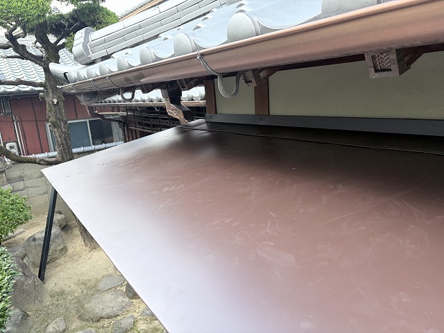 大東市｜穴あきの不安を解消！入母屋の玄関庇（ひさし）を耐久性の高いステンレス鋼板で葺き替えました