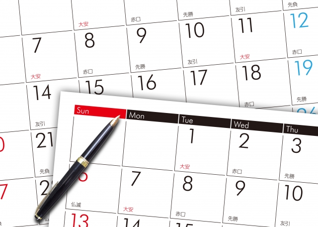 カレンダーとペンでスケジュールをメモ　素材