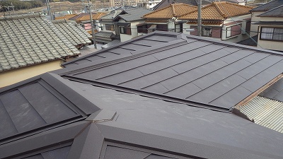 枚方市で日本瓦から10分の1の重量になるシルキーG2で葺き替え工事をしました。