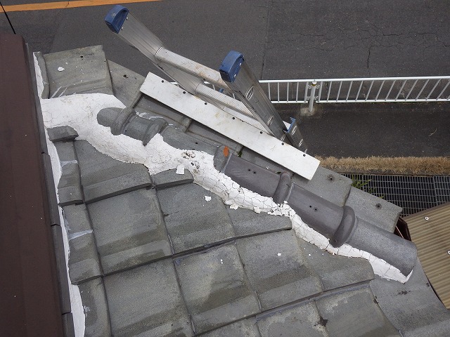 門真市　下屋根部分から雨漏り、屋根のある部分の納め方に問題があるので、葺替工事を行いました。