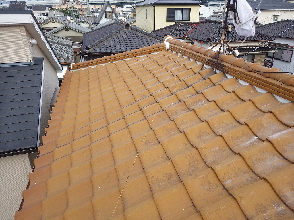 枚方市で谷板金（ステンレス）入れ替えと漆喰塗り替え工事をしました。