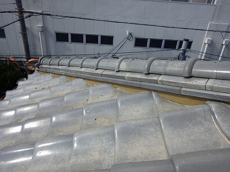寝屋川市　和形瓦の棟瓦補修、谷板金交換、面戸漆喰塗り替え工事を行いました。