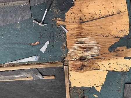 交野市にてカラーベストの割れから雨漏り、野地も腐食しており、野地交換を伴う補修工事を行いました。