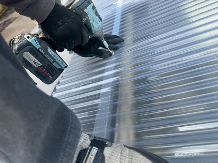 ポリカ波板留め付け