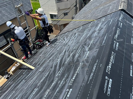 荷揚げ機で材料上げ